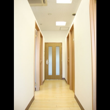 BIO原尾島オフィスAオフィス<br />壁と木製ドアで仕切られています。