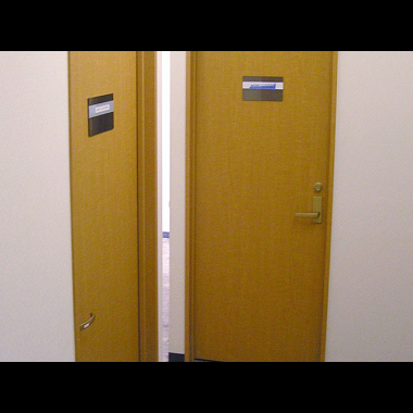 通路<br />施錠の出来る木製ドア